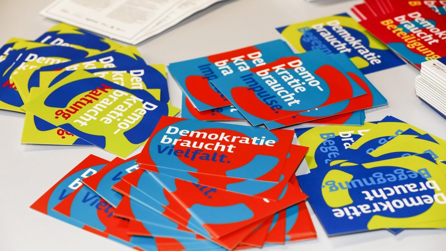 Postkarten mit Demokratiekompetenzen